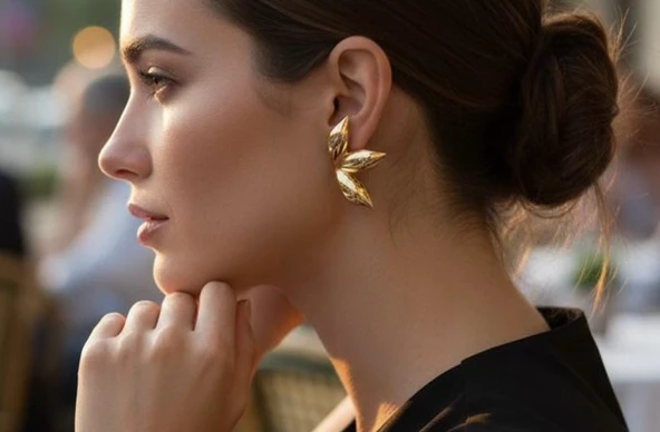 Kadın Gold Renk Çiçek Formlu Çelik Küpe ürün görseli 1