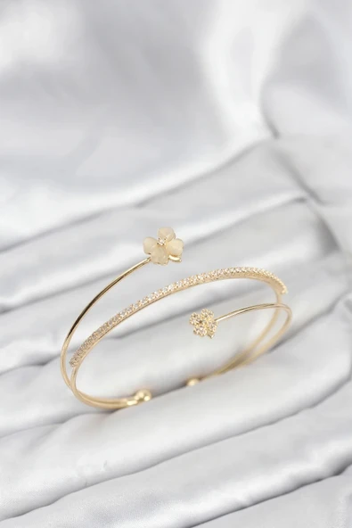 Yonca Çiçek Model Pirinç Gold Renk Kadın Bileklik ürün görseli 1