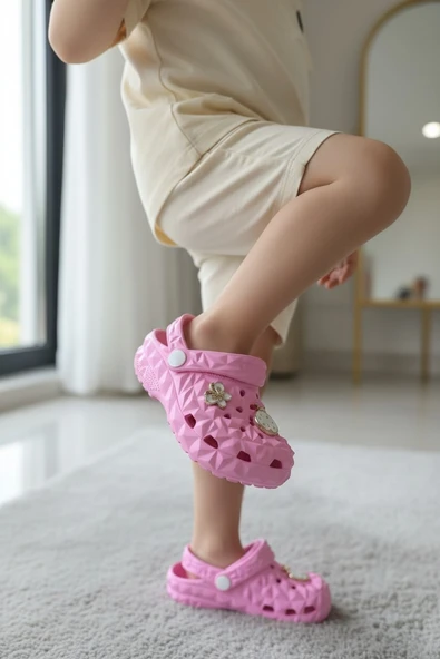 Enoch Çocuk Prizmatik Yüzeyli ve Parlak Çiçek Aksesuarlı Full Ortopedik Cross Terlik ürün görseli 1