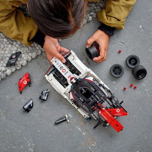 LEGO Technic 42137 Formula E Porsche 99x Electric - Resim 8