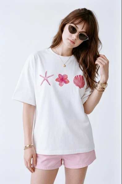 Kadın Beyaz Oversize Grafik Baskılı T-Shirt - Deniz ve Çiçek Temalı ürün görseli 1