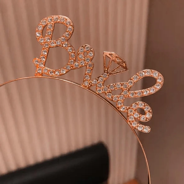 Periboia Rose Gold Renkli Taşlı “Bride” Gelin Tacı – El Yazısı Yazı Tipiyle ürün görseli 1