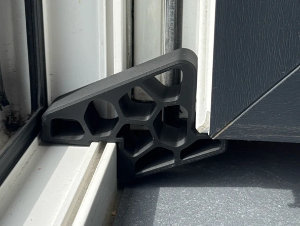 Balkon Kapısı ve Pencere Emniyet Kilidi - Rüzgar Önleyici Güvenlik Stoperi ürün görseli 1