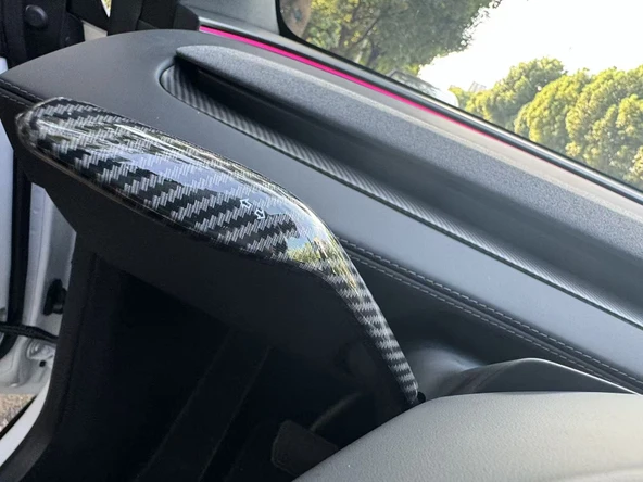 TESLA MODEL Y JUNİPER İÇİN UYUMLU DİREKSİYON SİNYAL KOLU KAPAĞI PARLAK KARBON ürün görseli 1