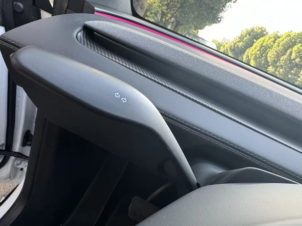 TESLA MODEL Y JUNİPER İÇİN UYUMLU DİREKSİYON SİNYAL KOLU KAPAĞI MAT SİYAH ürün görseli 1