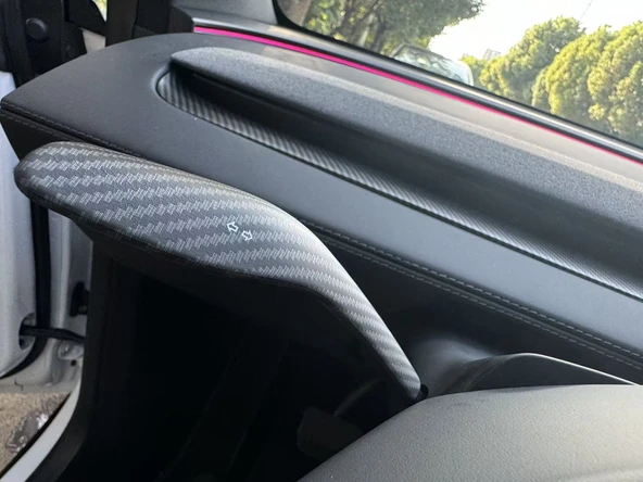TESLA MODEL Y JUNİPER İÇİN UYUMLU DİREKSİYON SİNYAL KOLU KAPAĞI MAT KARBON ürün görseli 1