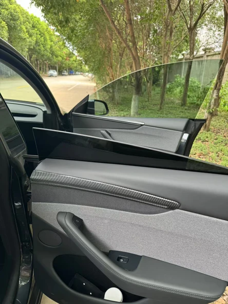 TESLA MODEL Y JUNİPER İÇİN UYUMLU KAPI DÖŞEMESİ ÜST KISIM KAPLAMA 4 PARÇA MAT KARBON ürün görseli 1