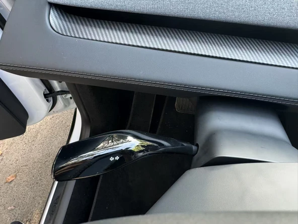 TESLA MODEL Y JUNİPER İÇİN UYUMLU DİREKSİYON SİNYAL KOLU KAPAĞI PARLAK SİYAH ürün görseli 1