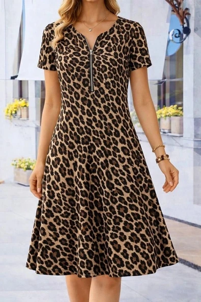 Kadın Kısa Kollu Yakası Fermuar Detaylı Leopar Desenli Midi Süprem Elbise ürün görseli 1