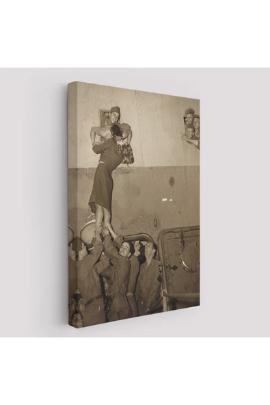 Trezon Marlene Dietrich Tutkuyla Öpüşerek İkinci Dünya Savaşından Eve Döndü Kanvas Tablo-5269 ürün görseli 1