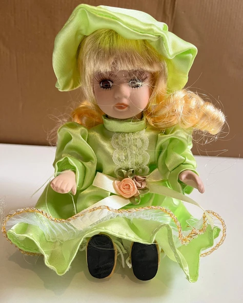 Kıyafetli Oturan Porselen Bebek Yeşil Elbiseli 18 Cm ürün görseli 1