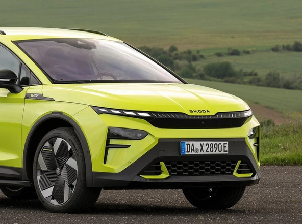 DK Tuning Enyaq Elroq Ön Kaput Siyah Yazı Logo Arma Skoda İle Uyumlu ürün görseli 1