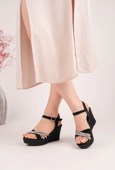 Çapraz Taş Detaylı Siyah Dolgu Topuk Sandalet – 9 cm Platform Kum Kaplama ürün görseli 1