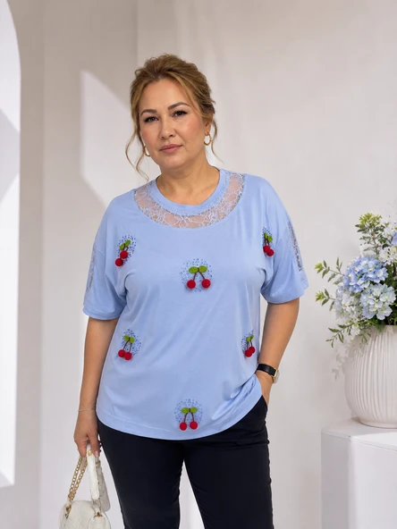 Büyük Beden Yakası Kolları Dantel Detaylı Taşlı Kiraz Figürlü Kadın Bluz ürün görseli 1