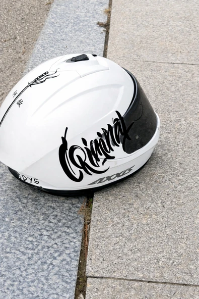 STCKRCO Criminal Kask Sticker – Motor Kaskı İçin Premium Yazı Sticker Siyah ürün görseli 1