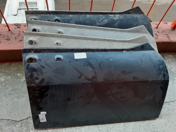 bir adet fiyatıdır ÖN SAĞ RENAULT 12  KAPI SACI YAN SANAYİ TOROS larada uydurulur  toroslarda kapı çıta deliği açmak gerekir yolcu tarafı Ürün Açıklaması Aşağıda ürün görseli 1