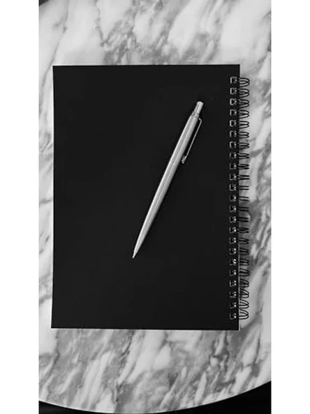 Siyah Kapaklı A5 Spiralli Defter, 100 Yaprak Noktalı Tasarım ile Kullanım ürün görseli 1