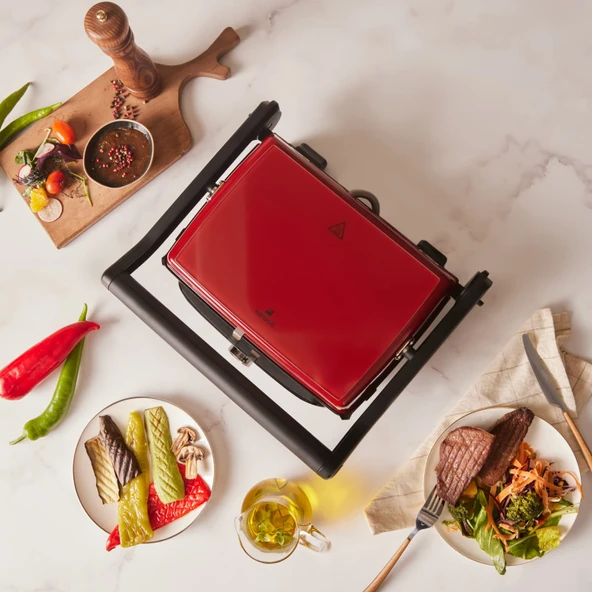 Karaca Gastro Grill Glass Premium 6 Dilim Kapasiteli Döküm Tost Makinesi Red 2400W ürün görseli 1