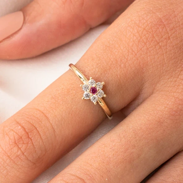 Gümüş Yüzük - Mini Papatya Ruby Taşlı Minimal Tasarım 925 Ayar Gümüş Yüzük ürün görseli 1