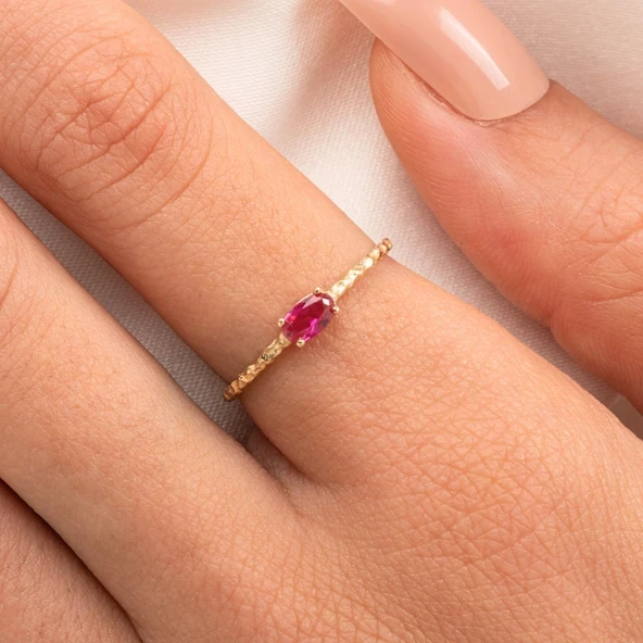 Gümüş Yüzük - Ruby Taşlı Dövülü Eskitme Minimal Tasarım Tektaş 925 Ayar Gümüş Yüzük ürün görseli 1