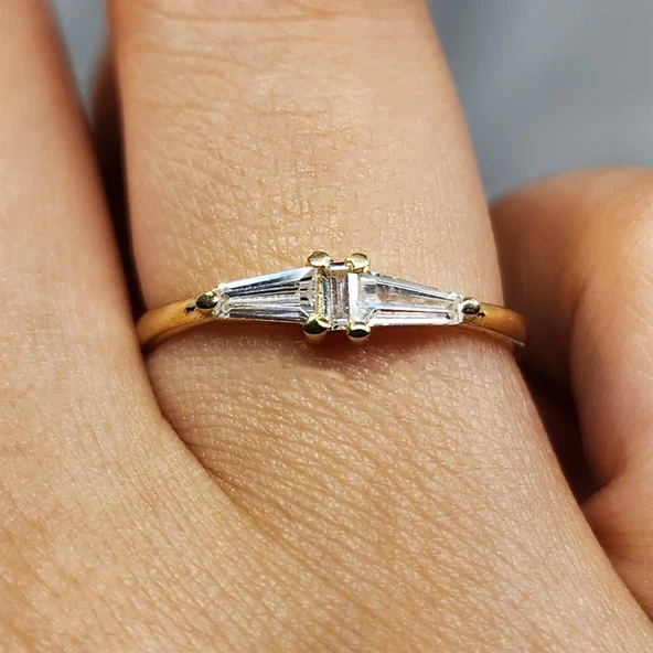 Gümüş Yüzük - Trapez Kesim Swarovski (Zirkon) Taşlı Enerji Tasarım Modern 925 Ayar Gümüş Yüzük ürün görseli 1
