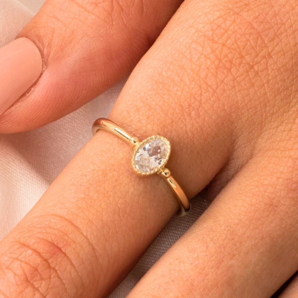 Gümüş Yüzük - 0.35 Karat Signity Swarovski Taşlı Güverseli Tektaş 925 Ayar Gümüş Yüzük ürün görseli 1