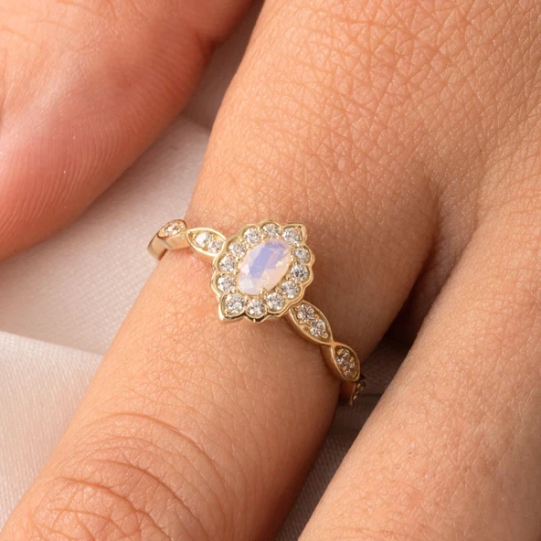 Gümüş Yüzük - Oval Pembe Kuvars Taşlı Yanları Zirkon Taşlarla Süslemeli 925 Ayar Gümüş Kadın Yüzük ürün görseli 1