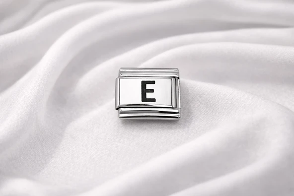 E Harfi Charm – Çelik Harfli Bileklik Aksesuarı ,Kişiye Özel Modüler Takı ürün görseli 1