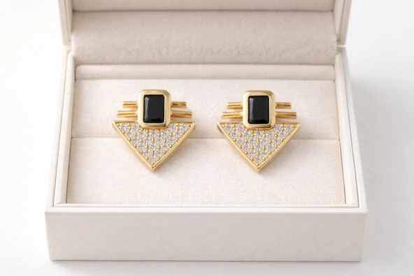 Serenay Küpe Model 8 – Siyah Taşlı Geometrik Zirkon Detaylı Gold Renk Çelik Küpe, Kararma Yapmaz ürün görseli 1