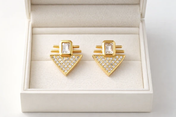 Serenay Küpe Model 7 – Geometrik Zirkon Taşlı Gold Renk Çelik Küpe, Kararma Yapmaz & Alerji Dostu ürün görseli 1