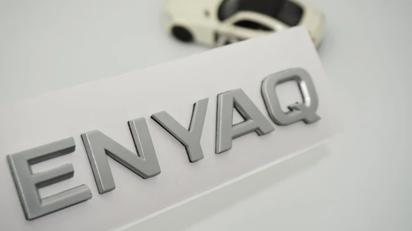 DK Tuning Skoda Enyaq Bagaj Gri Yazı Logo Arma ürün görseli 1