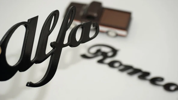 DK Tuning Alfa Romeo Junior Bagaj Siyah Yazı Logo Arma ürün görseli 1