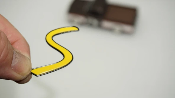 DK Tuning Mini Cooper S Bagaj Küçük Boy Siyah Sarı Logo Amblem ürün görseli 1
