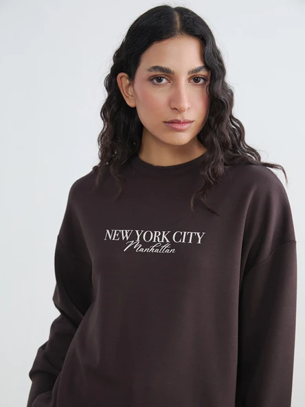 LCW Modest Kahverengi Bisiklet Yaka NYC Baskılı Kadın Sweatshirt Tunik ürün görseli 1
