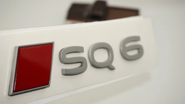 DK Tuning SQ6 2025+ Bagaj Kırmızı Gümüş Yazı Logo Arma Audi İle Uyumlu ürün görseli 1