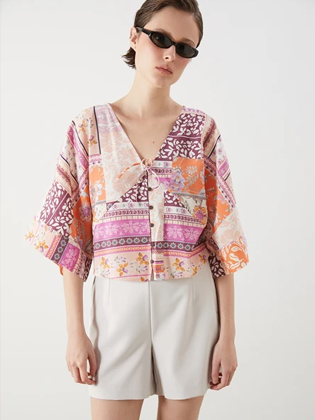 LCW Vision Pembe Kruvaze Yaka Desenli Modal Karışımlı Crop Bluz ürün görseli 1