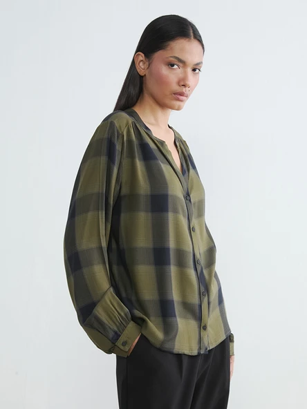 LCW EVERYDAY Haki Kaçık Yaka Ekose Oversize Bluz ürün görseli 1