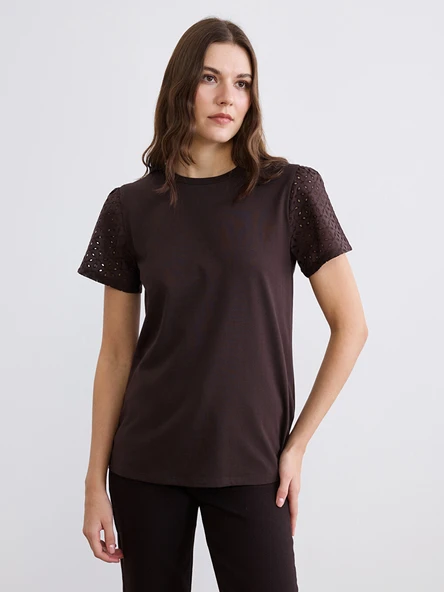 LCW Comfort Kahverengi Bisiklet Yaka Brode Detaylı Bluz ürün görseli 1