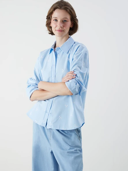 LCWAIKIKI Classic Mavi Fiyonk Nakışlı Oversize Poplin Kadın Gömlek ürün görseli 1