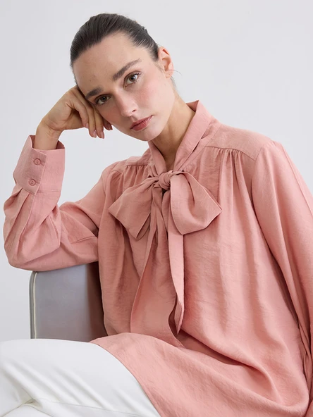 LCW STUDIO Pembe Fular Yaka Büzgülü Oversize Bluz ürün görseli 1