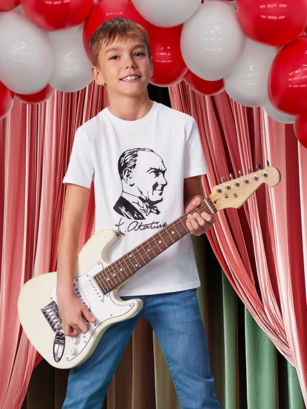 LCW Kids Beyaz Bisiklet Yaka Atatürk Baskılı Erkek Çocuk Tişört ürün görseli 1
