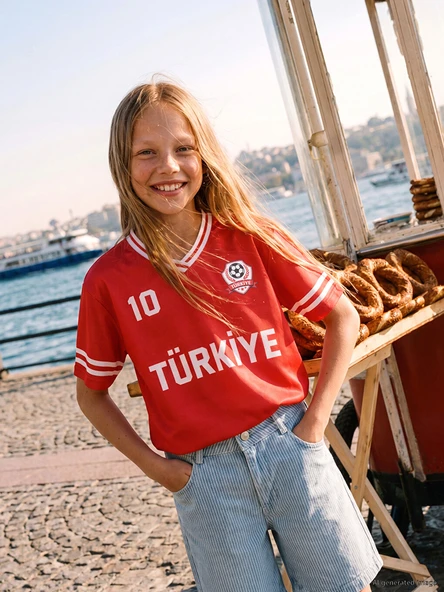LCW Kids Kırmızı Türkiye Baskılı Kız Çocuk Forma Tişört ürün görseli 1