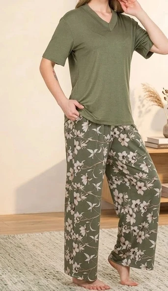 Bicomi Nefes Alan Viskon Kumaş, Maksimum Konforlu Çiçek Desenli Yeşil Kısa Kol Pijama Takımı ürün görseli 1