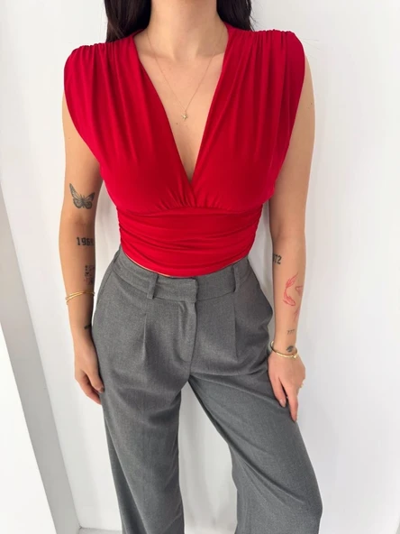 Kadın Vatkalı Kolsuz V Yaka Drapeli Crop Bluz Likralı Fit - Kırmızı ürün görseli 1