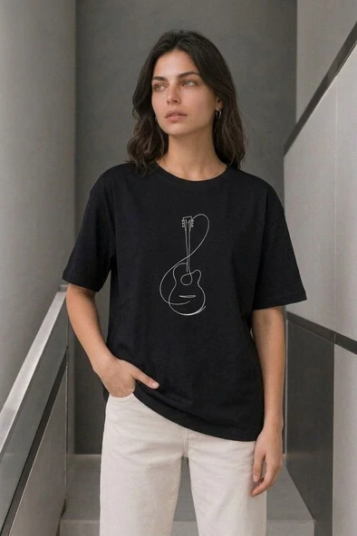 Kadın Minimal Gitar Baskılı Tişört T-Shirt Yazlık Kısa Kol Bisiklet Yaka T-Shirt - Siyah ürün görseli 1