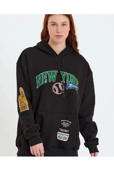 Kadın Oversize Kapüşonlu Cepli Ön Kol Baskılı 3 İplik Pamuklu Hoodie Sweatshirt - Siyah ürün görseli 1