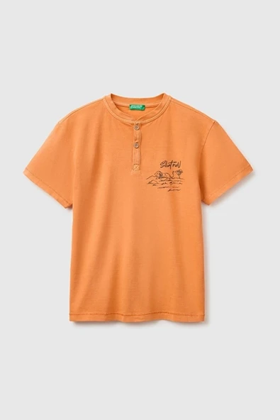 United Colors of Benetton Erkek Çocuk Turuncu Baskı Detaylı Düğmeli Yuvarlak Yaka T-Shirt 6-14 Yaş ürün görseli 1