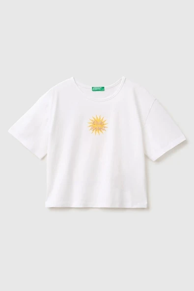 United Colors of Benetton Kız Çocuk Beyaz Ön ve Arka Baskı Detaylı Boncuk İşlemeli Geniş Yaka T-Shirt 6-14 Yaş ürün görseli 1