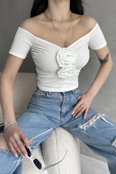 Kayık Yaka Gül Detaylı Crop Bluz ürün görseli 1