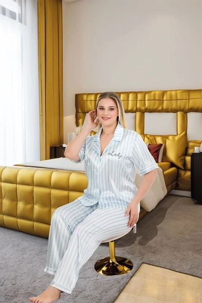Arias Closet Büyük Beden Şık Tasarım Mavi Çizgili Düğmeli Kısa Kol Lüx Saten Pijama Takımı ürün görseli 1
